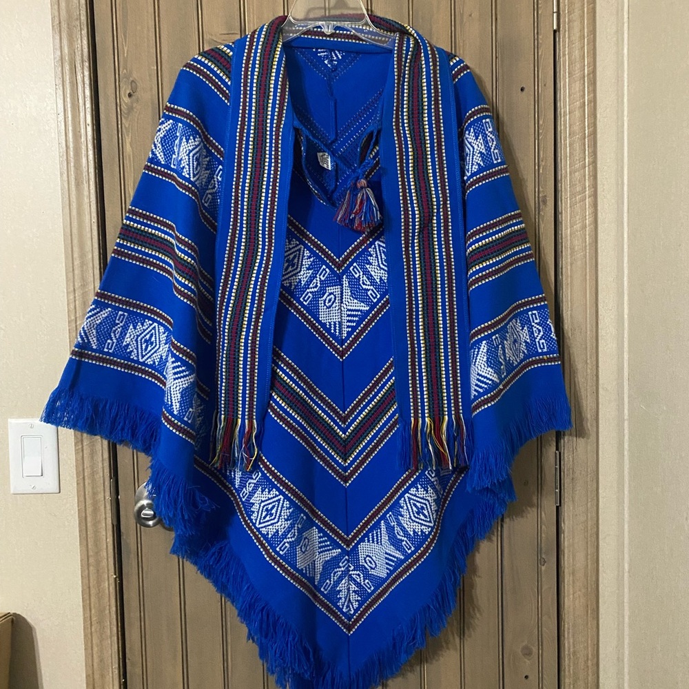 VTG Tejidos Diaz Ecuador Wool Blend Fringed Vibrant Blue Aztec Fish Poncho
Shawl